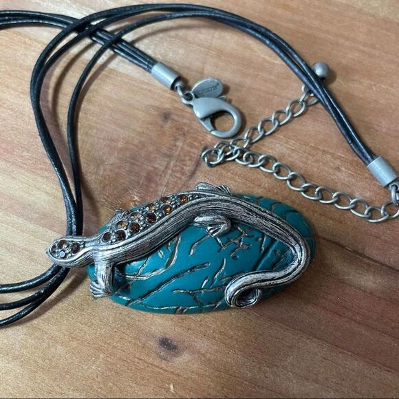 Gecko 🦎 on turquoise nugget necklace - Picture 3 of 8